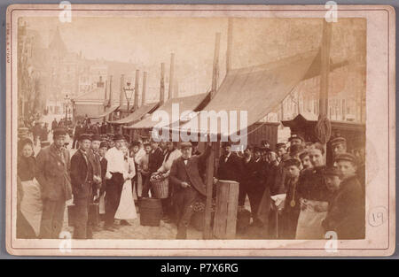 Nederlands: Beschrijving De Appelmarkt op het Singel bij de Raamsteeg, gezien naar het Spui Documenttype foto Vervaardiger Gebroeders van Rijkom Collectie Collectie Stadsarchief Amsterdam: kabinetfoto's Datering 1883 t/m 1895 Geografische naam Raamsteeg Singel Inventarissen http://archief.amsterdam/archief/10005/1305 Afbeeldingsbestand 010005001305 . 1883 t/m 1895 168 Gebroeders van Rijkom, Afb 010005001305 Foto Stock