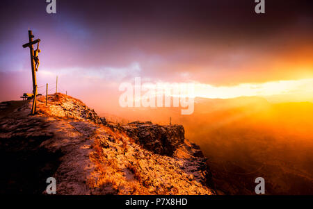 Silhouette Gesù Cristo crocifisso sulla croce vicino al Seceda oltre le Odle montagne, Italia Foto Stock