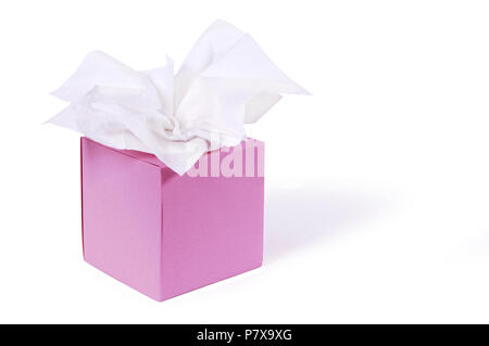 Tessuti in bianco scatola rosa isolato su uno sfondo bianco. Foto Stock