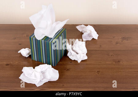 Scatola di kleenex tessuti di stile su una tavola di legno. Foto Stock