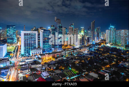 Metro Manila cityscape di notte Foto Stock