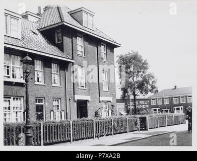 Nederlands: Beschrijving Meeuwenlaan 98-100 (v.r.n.l.) Rechts: Spijkerkade. Industriële- en Handel Maatschappij Louis Reijnders NV. Documenttype foto Vervaardiger Merkelbach, Atelier J. Collectie Collectie Atelier J. Merkelbach Geografische naam Meeuwenlaan Inventarissen http://archief.amsterdam/archief/10164/36407 Afbeeldingsbestand B00000002847 generato con Dememorixer . circa 1900 217 Giacobbe Merkelbach, AFB B00000002847 Foto Stock