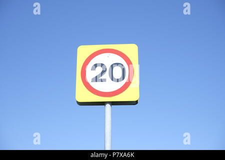 Venti 20 mph road Highway Traffic Safety segno contro il cielo blu backgroun Foto Stock