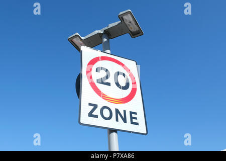 Venti 20 mph road Highway Traffic Safety segno contro il cielo blu backgroun Foto Stock