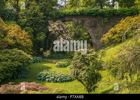 PALLANZA, Italia - Giugno 3, 2018: Ponte Vecchio nel giardino botanico di Villa Taranto Foto Stock