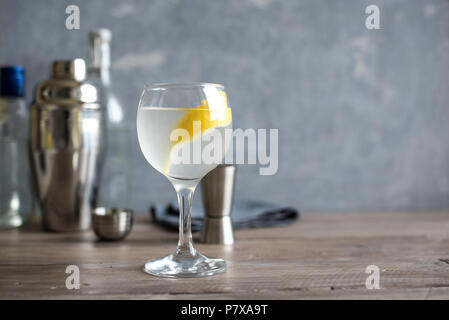 Vesper Martini Cocktail con cuneo di limone. In casa Vesper Cocktail sul tavolo, copia dello spazio. Foto Stock