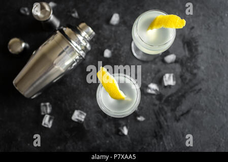Vesper Martini Cocktail con cuneo di limone. In casa Vesper Cocktail sul tavolo, copia dello spazio. Foto Stock