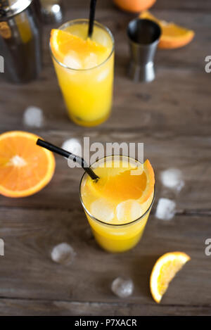 Cacciavite Cocktail con vodka, ghiaccio e succo di arancia. In casa cacciavite cocktail drink sul tavolo di legno, copia dello spazio. Foto Stock