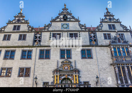 La facciata della città storica di Hall in Hannoversch Munden, Germania Foto Stock