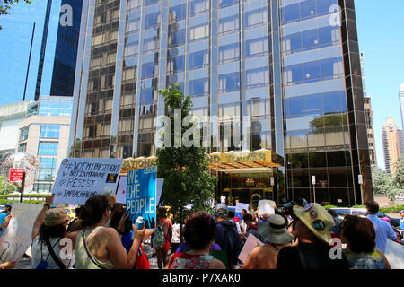 NEW YORK, NY - Luglio 02: Gli attivisti al rally di un luogo e resistere organizzato Trump Impeachment protesta di fronte al Trump International Hotel & Tower. Foto Stock