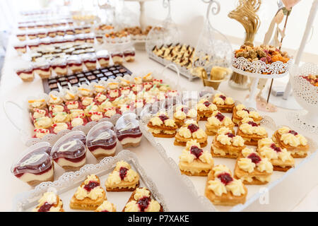 Torte di lusso sul matrimonio tabella dessert nel ristorante Foto Stock