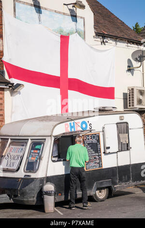 Catering caravan al di fuori di un pub con una grande Croce di San Giorgio bandiera sul muro, Bewdley, Worcestershire, England, Regno Unito Foto Stock