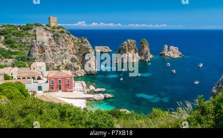 Un fantastico panorama alla Tonnara di Scopello, provincia di Trapani, in Sicilia. Foto Stock