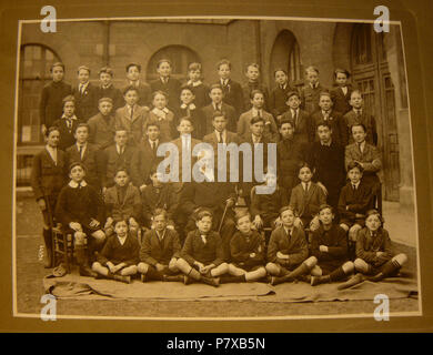 Français : Photo de classe vers 1925/1935 - Photographe David et Vallois - Lycée Voltaire, Parigi . 5 gennaio 2009 309 Photo de classe vers 1910-1920 Foto Stock