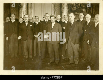 Français : Pierre Laval et Leopold von Hoesch, photographie de Georges Devred, agence Rol, 13 novembre 1931. Iscrizione au verso : Paris le 13-11-31. Réunion de la Commission économique Franco-Allemande. Monsieur Pierre Laval et Monsieur Von Hoesch ambassadeur du Reich à Paris photographiés au milieu des Délégués et de leurs presidenti, Monsieur Gignoux pour la Francia, et Monsieur Trendelenbourg pour l'Allemagne. 13 Novembre 1931 310 Pierre Laval et Leopold von Hoesch - 13 novembre 1931 Foto Stock