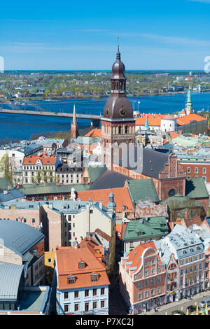 Vista della riga da la chiesa di San Pietro con la cattedrale del Duomo e il ponte di pietra, Riga, Lettonia Foto Stock