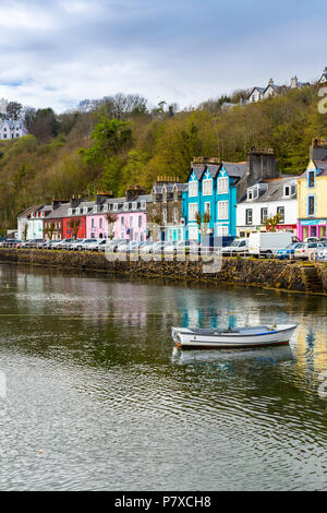 Colorati negozi, bar, ristoranti, alberghi e case linea il porto storico in Tobermory, Isle of Mull, Argyll and Bute, Scotland, Regno Unito Foto Stock