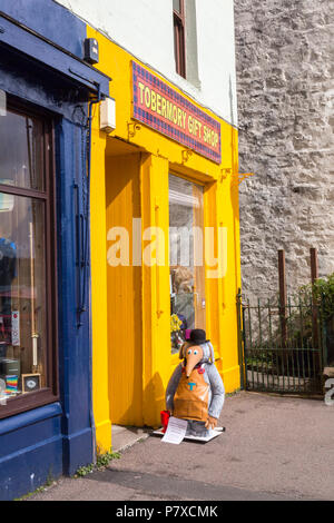 Un modello della BBC Womble 'Tobermory" al di fuori di un negozio di articoli da regalo in Tobermory, Isle of Mull, Argyll and Bute, Scotland, Regno Unito Foto Stock