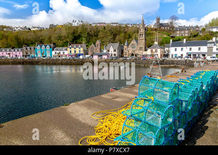 Una pila di nuova coloratissima aragosta cantre sulla parete del porto in Tobermory, Isle of Mull, Argyll and Bute, Scotland, Regno Unito Foto Stock