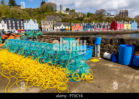 Una pila di nuova coloratissima aragosta cantre sulla parete del porto in Tobermory, Isle of Mull, Argyll and Bute, Scotland, Regno Unito Foto Stock