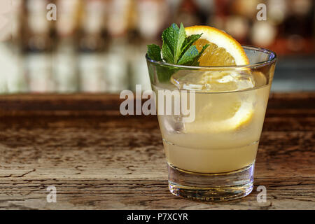 Classic American cocktail Southside sulla base di gin, il succo di limone vodka, e sciroppo di menta Foto Stock