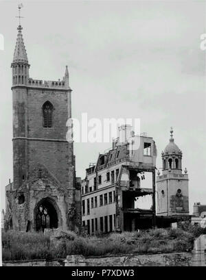 Inglese: fotografia in bianco e nero dal c.1940 mostra i resti di St Mary le Port chiesa, Bristol, Regno Unito, presi da sud est, seguendo il Bristol Blitz bombardamento sulla zona ora conosciuta come il parco del castello. Tutto ciò che è a sinistra della chiesa è la torre, e nelle vicinanze di edifici bombardati può essere visto dietro. Al di là dei bombardamenti degli edifici si vede la torre di tutti i santi della Chiesa". 1 gennaio 1940 353 St Mary le Port Chiesa, Bristol, BRO Picbox-3-Blitz-4a, 1250x1250 Foto Stock