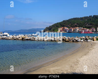 Spiaggia dei Pescatori e il quartiere Cotone, porto, Marciana Marina, Isola d'Elba, Regione Toscana, Provincia di Livorno, Italia, Europa Foto Stock