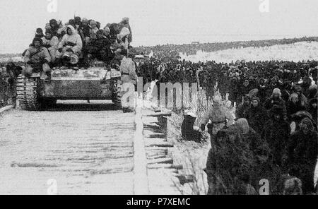 Italiano: Onu Stug III in movimento accanto alle colonne in rotta dell'asse dopo lo sfondamento del fronte del Don . Dicembre 1942 334 Ritirata2 Foto Stock