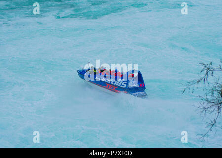 Cascate Huka Jet Boat navigando attraverso le rapide Foto Stock