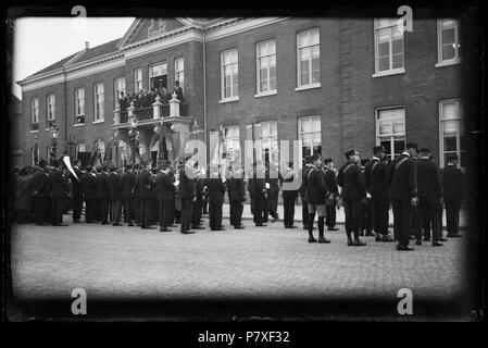 Gemeentehuis voorgevel tijdens een optreden van muziekvereniging Soli Deo Gloria uit Weesp, wegens het tienjarig jubileum van de Heldersche Oranje Harmoniekapel op Hemelvaartsdag Den Helder 5-5-1932 Catalogusnummer: RAA003012614 Collectie Regionaal Archief Alkmaar . 12 ottobre 2011, 18:07 295 Oranje Harmoniekapel (30370780374) Foto Stock