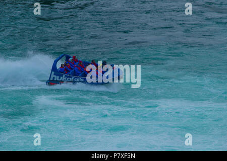 Cascate Huka Jet Boat navigando attraverso le rapide Foto Stock