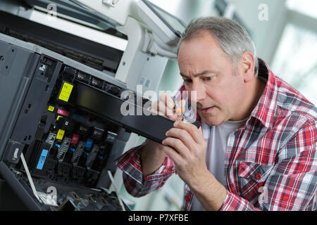 Uomo che ripara il toner per la stampante laser stampante toner cartuccia  di stampa stampa laser fornisce il concetto di ricarica Foto stock - Alamy