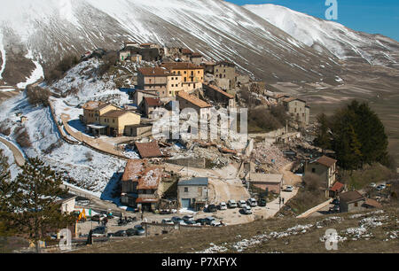 Vista aerea di Castelluccio di Norcia distrutto da un terribile terremoto dell Italia centrale Foto Stock