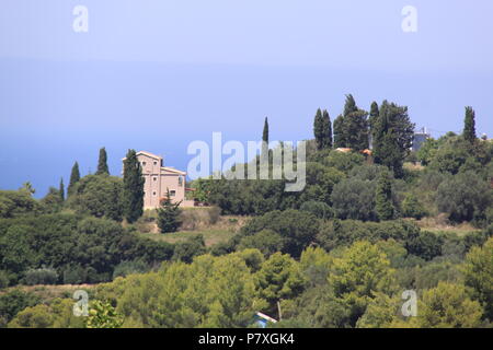 Vista del villaggio di Metaxata e il mare Ionoian dal villaggio di Korkoumelata in Cefalonia, Grecia, Peter Grant Foto Stock