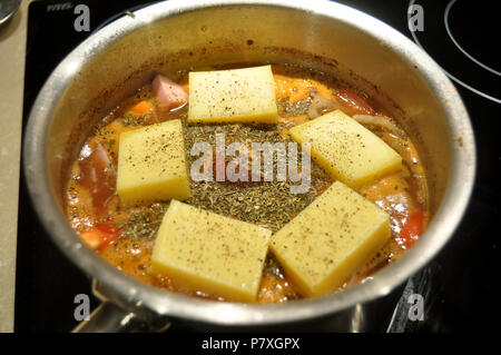 I thailandesi preparano e creativa cucina fusion in camera con cucina a Perth, Australia Foto Stock