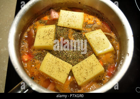 I thailandesi preparano e creativa cucina fusion in camera con cucina a Perth, Australia Foto Stock