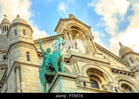 Vista dal basso della Basilica del Sacre Coeur de Montmartre in una bella giornata di sole con cielo blu. Chiesa del Sacro Cuore di Parigi in Francia e d'Europa. Religiosità popolare attrazione di Parigi. Foto Stock