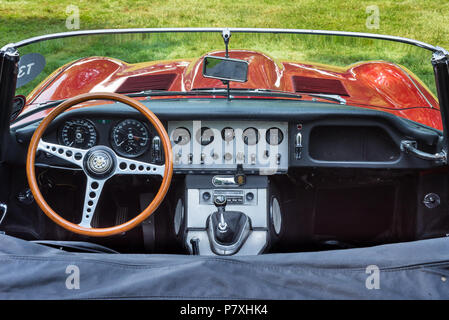 GROSSE POINTE SHORES, MI/STATI UNITI D'America - 17 giugno 2018: Close-up di un 1963 Jaguar E-Type interni al design EyesOn car show, vicino a Detroit, Michigan. Foto Stock
