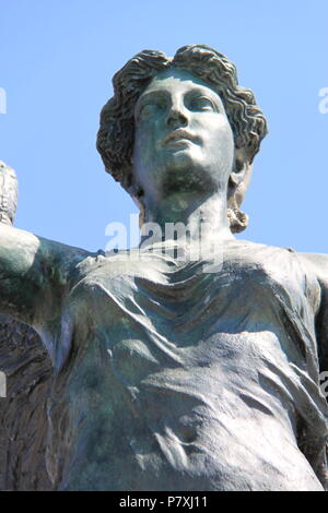 Statua commemora la resistenza greca durante la II Guerra Mondiale situato nel porto di Emoupolis, Syros Island, a sud del Mar Egeo, Grecia, Peter Grant Foto Stock