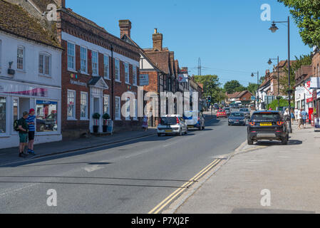 Sabato mattina. Una vista guardando in salita, in High Street, Wendover, Buckinghamshire, Inghilterra, Regno Unito Foto Stock