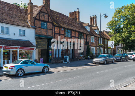 Antiquari a Wendover, un centro di antiquariato alloggiato in un grado 2 elencati edificio Tudor, High Street, Wendover, Buckinghamshire, Inghilterra, Regno Unito Foto Stock