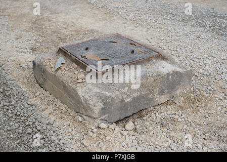 Vecchia entrata fognario durante la costruzione di strade. Tombino di metallo o metallo berlina. Foto Stock