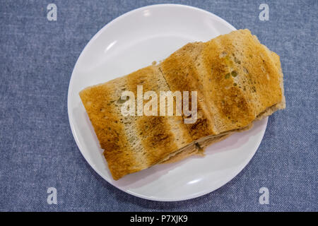 Tradizionale colazione Singapore chiamato Kaya toast, pane di cocco con marmellata e burro, il fuoco selettivo tecnica Foto Stock