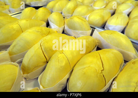 Durian per la vendita o di Tor Kor Mercato, Bangkok, Thailandia Foto Stock