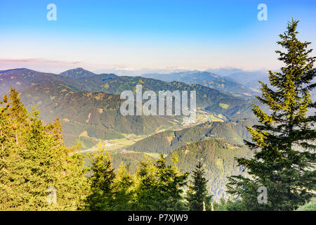 Fladnitz an der Teichalm: vista dal monte Rote Wand al fiume Mur valley, in montagna Grazer Bergland in Austria, Steiermark, Stiria Murtal Foto Stock