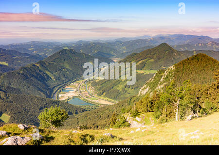 Pernegg an der Mur: vista dal monte Rote Wand al fiume Mur valley, in montagna Grazer Bergland in Austria, Steiermark, Stiria Murtal Foto Stock