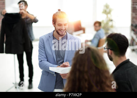 Il successo del team di progettisti che lavorano in ufficio. Foto Stock