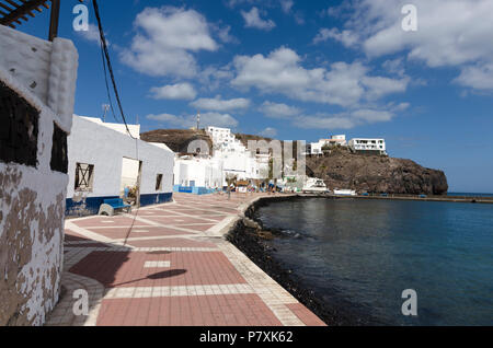 Las Playitas, Fuerteventura, Isole Canarie, Spagna: 17 Maggio 2018: il punto di vista del deserto città vecchia in Las Playitas resort con una spiaggia promeande Foto Stock