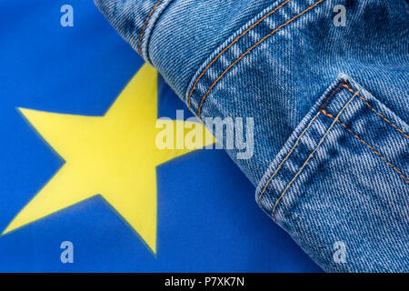 Bandiera UE motivi con il denim / jeans - metafora per UE dazi di ritorsione sul jeans Levi e altri prodotti USA - metafora visiva Trump guerra commerciale concetto. Foto Stock