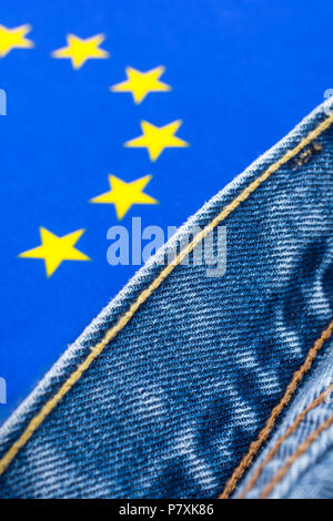 Bandiera UE motivi con il denim / jeans - metafora per UE dazi di ritorsione sul jeans Levi e altri prodotti USA - metafora visiva Trump guerra commerciale concetto. Foto Stock